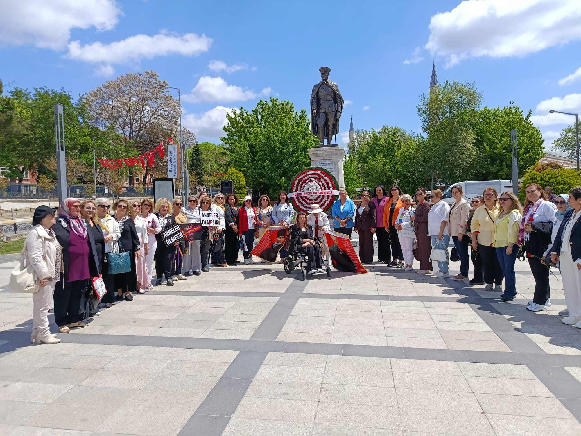 Edirne’de Anneler Günü, Edirne Kadın Dayanışması ve Edirne Belediyesi’nin iş birliğiyle düzenlenen duygu dolu bir programla kutlandı. Kentin kadınları, ulu önder Mustafa Kemal Atatürk’ün annesi Zübeyde Hanım’ın büstü önünde bir araya gelerek dayanışma mesajları verdi.